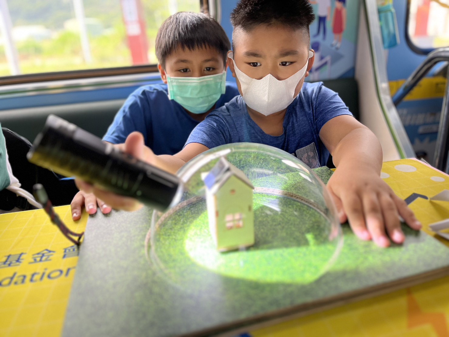 NG28娱乐參與基礎科學主題車廂，以STEAM教學精神，設計「逐日科學家」、「太陽能工程師」以及「淨零建築師」三大能源科普課程和實驗